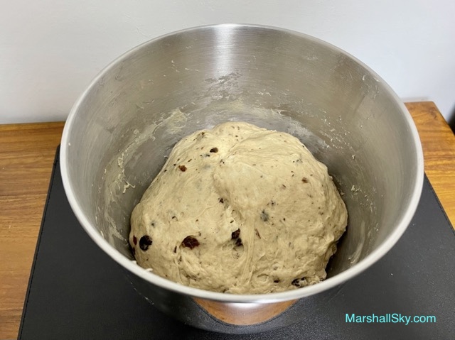 Marshall 葡萄牛奶吐司-麵團發酵約60分鐘後，約膨脹至2倍大。
