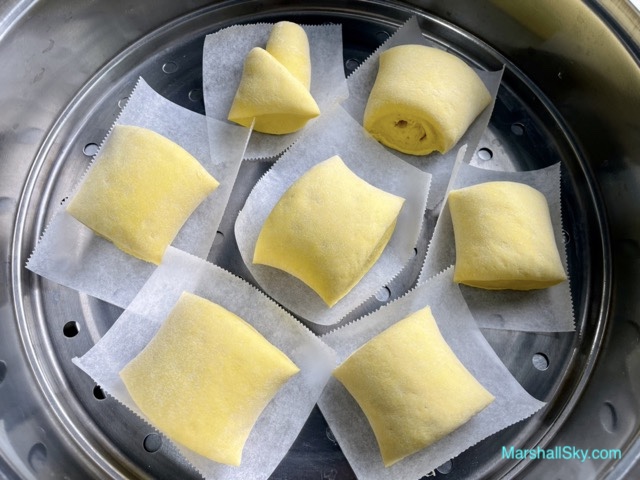 Marshall 南瓜牛奶饅頭-取每一份麵糰墊上烘培紙，放置蒸鍋蒸盤裡。