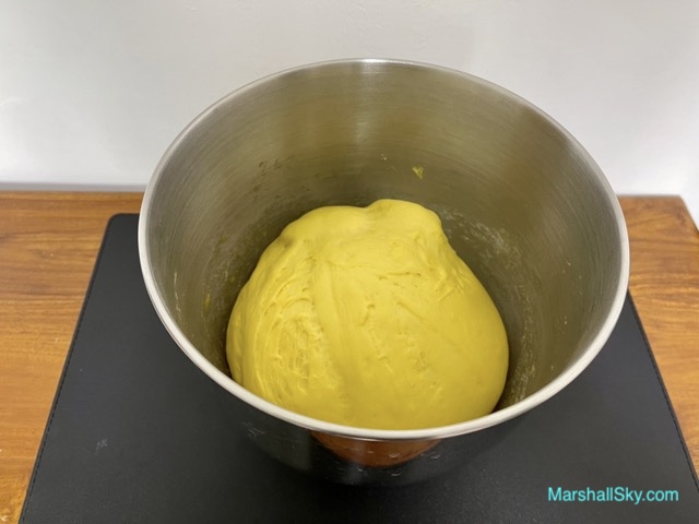 Marshall 南瓜牛奶饅頭-廚師桶裡麵糰，發酵膨脹至約二倍大。