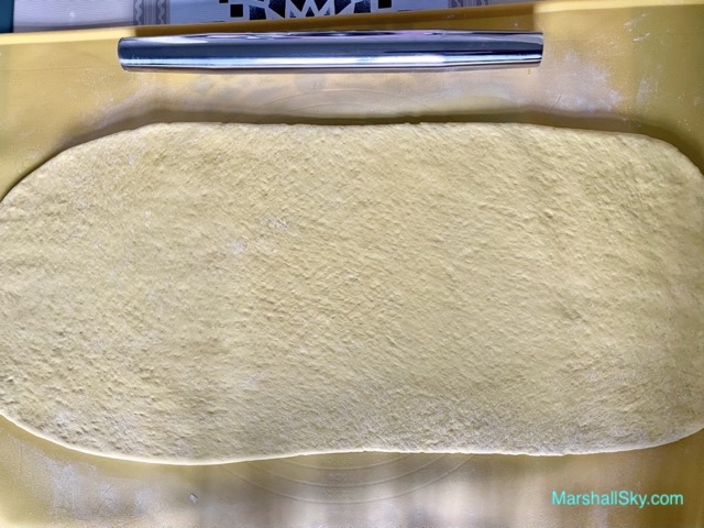 Marshall 南瓜牛奶饅頭-麵糰放置於軟墊上，再用擀棍擀扁排氣。