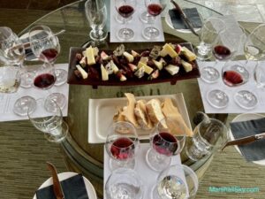 酒莊品酒-酒莊提供一些當地奶酪、新鮮水果和自製麵包，與葡萄酒配搭相得益彰。